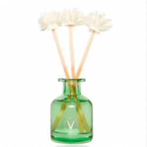 Gigi zeigt: 150ml Raumduft mit natürlichem Diffusor - Green Bay mit Rattanstäbchen und dekorativen Blumen